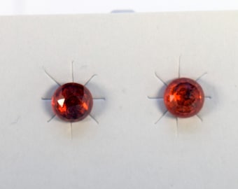 Pendientes de acero quirúrgico con cabujón de circonita roja talla rosa de 6 mm