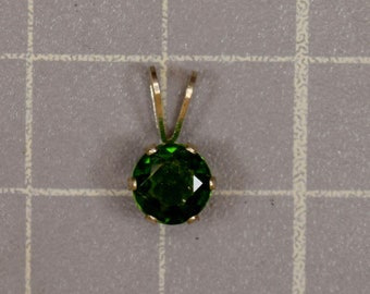 Pendentif Diopside Chrome Vert Émeraude 6 mm x 12 mm Collier de pierres précieuses en argent sterling à griffes sur une chaîne réglable