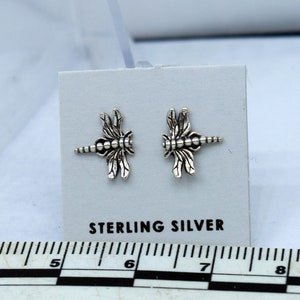 Op de afbeelding: Een paar oorbellen van sterling zilver in de vorm van een libel. De oorbellen zijn klein en delicaat en hebben een gedetailleerd ontwerp van een libel.