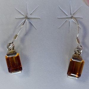 Elegantes pendientes colgantes de citrino de talla esmeralda en plata de ley - Joyería artesanal con la piedra natal de noviembre