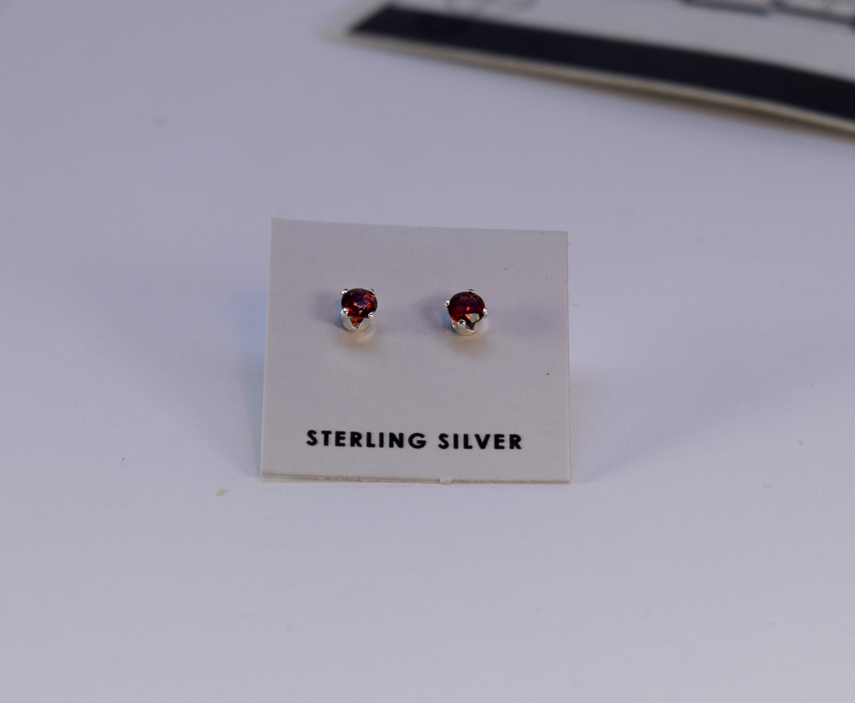 Orecchini a bottone rotondi in argento sterling 925 con granato rosso autentico Tutte le misure da 4 mm a 7 mm - Italia