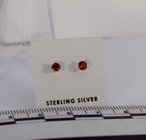 Orecchini a bottone in argento sterling con granato rosso: pietra preziosa rotonda da 6 mm realizzata a mano - Italia