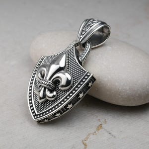 Pendentif bouclier fleur de lys, bijoux de chevalier, breloque médiévale, argent sterling 925, collier au design unique