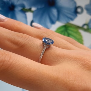 Bague de fiançailles ovale 6 x 8 avec topaze bleue, bague en argent, bague ovale avec topaze bleue, bague de fiançailles avec diamant simulé, cadeau d'anniversaire