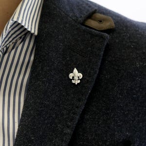 Fleur de Lis-speld, heraldische leliebroche, middeleeuwse padvindersspeld, sterlingzilver 925