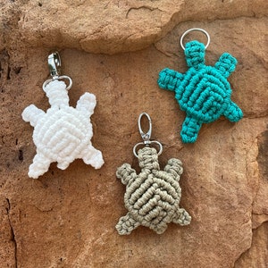 Macrame Turtle keychain, comes with lobster clips, macrame gifts, veterinarian, marine, ocean