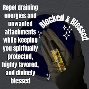 以下が含まれることがあります： 黄色い液体とハーブが入った透明なガラス製のロールオンボトルが、手袋をはめた手に持たれています。「Repel draining energies and unwanted attachments...Blocked & Blessed」と書かれたテキスト。背景には青い目の形をしたオブジェクトがあります。