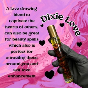 Pode incluir: Um frasco roll-on de vidro transparente com tampa dourada, preenchido com um líquido amarelo e partículas marrons, segurado contra um fundo rosa e roxo. O texto "Dixie Love" e outros textos são visíveis.