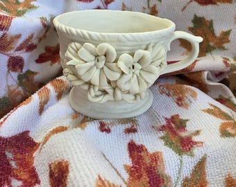 Taza decorativa de porcelana sin esmaltar, pieza única de colección.