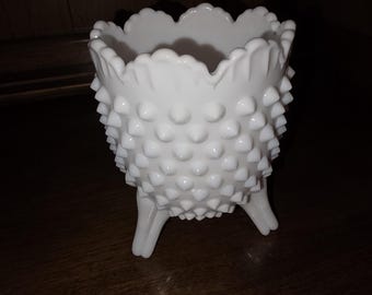 Vase ou plat FENTON MilkGlass Hobnail 3 pieds à volants