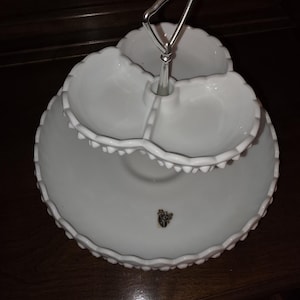 Bandejas de servir Fenton de vidrio opalino con relieve de 2 niveles y asa adicional para bandejas de un solo uso.