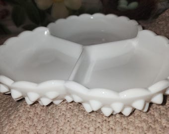 Plato de vidrio opalino Fenton con forma de trébol de 3 secciones con borde ondulado y relieve.