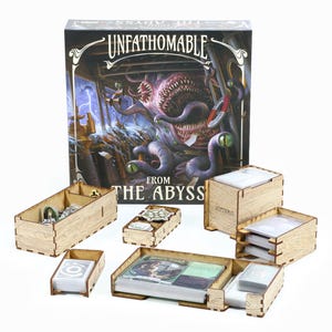 Könnte beinhalten: Ein Holz-Organizer-Set für das Brettspiel "Unfathomable: From the Abyss". Das Set enthält fünf Holzkisten mit Trennwänden zum Verstauen der Spielkomponenten. Die Kisten sind aus Naturholz mit einer hellbraunen Oberfläche.
