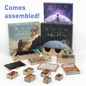 Puede incluir: Un conjunto de organizadores de juegos de madera para el juego de mesa Dune: Imperium. Los organizadores están ensamblados y listos para usar. Los organizadores están hechos de madera y tienen un acabado natural. Los organizadores están diseñados para adaptarse a todos los componentes del juego, incluidas las cartas, las fichas y los dados. Los organizadores están etiquetados con el nombre y el logotipo del juego. Los organizadores son una excelente manera de mantener tu juego organizado y fácil de configurar.