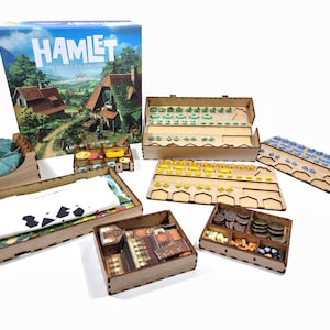 Puede incluir: Organizador de madera para el juego de mesa Hamlet: The Village Building Game. El organizador incluye compartimentos para los componentes del juego, incluidas las cartas, las fichas y las fichas. El organizador está hecho de madera natural y tiene un acabado marrón claro.