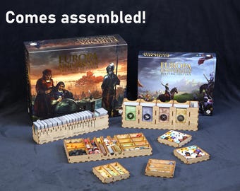 Puede incluir: Un conjunto organizador de madera para el juego de mesa Europa Universalis: The Price of Power y Defying Destiny, con bandejas cortadas a láser para cartas, fichas y piezas de juego. Incluye varios compartimentos rectangulares y cuadrados. Comes assembled!