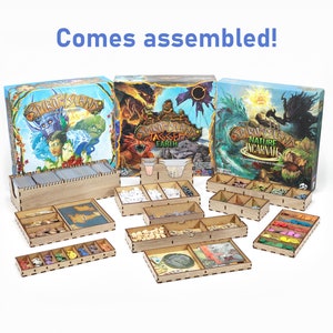Könnte beinhalten: Ein Holzorganizer für das Brettspiel Spirit Island. Der Organizer enthält mehrere Fächer zum Verstauen der Spielkomponenten, darunter Karten, Spielsteine und Würfel. Der Organizer ist zusammengebaut und einsatzbereit. Die Spielboxen sind ebenfalls auf dem Bild zu sehen.