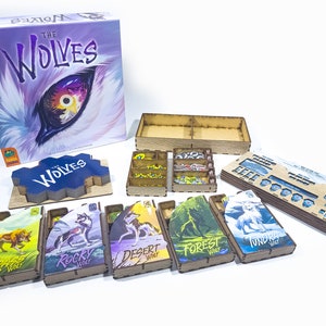 Puede incluir: Un organizador de juegos de madera para el juego de mesa The Wolves. El organizador incluye compartimentos para los componentes del juego, incluidas las cartas, las fichas y los dados. El organizador está hecho de madera de alta calidad y está diseñado para encajar perfectamente en la caja del juego.