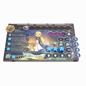 Könnte beinhalten: Ein Spielbrett mit einem braunen Holzrahmen und einem schwarzen und violetten Spielfeld. Das Brett zeigt eine Comic-Illustration eines Mädchens mit blonden Haaren und einem blauen Kleid. Das Brett trägt auch einen Titel, der "Alice's Rebellion" lautet.