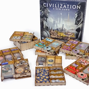 Könnte beinhalten: Ein Holzorganizer für das Brettspiel Sid Meier's Civilization: A New Dawn. Der Organizer hat mehrere Fächer zum Verstauen von Spielfiguren, Karten und Würfeln. Die Schachtel des Spiels ist im Hintergrund zu sehen.