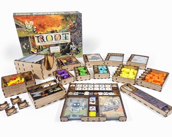 Op de afbeelding: Een houten organizer voor het bordspel Root, met vakken voor kaarten, tokens, dobbelstenen en andere spelonderdelen. De organizer is gemaakt van lichtbruin hout en heeft een natuurlijke afwerking. De speldoos is zichtbaar op de achtergrond.
