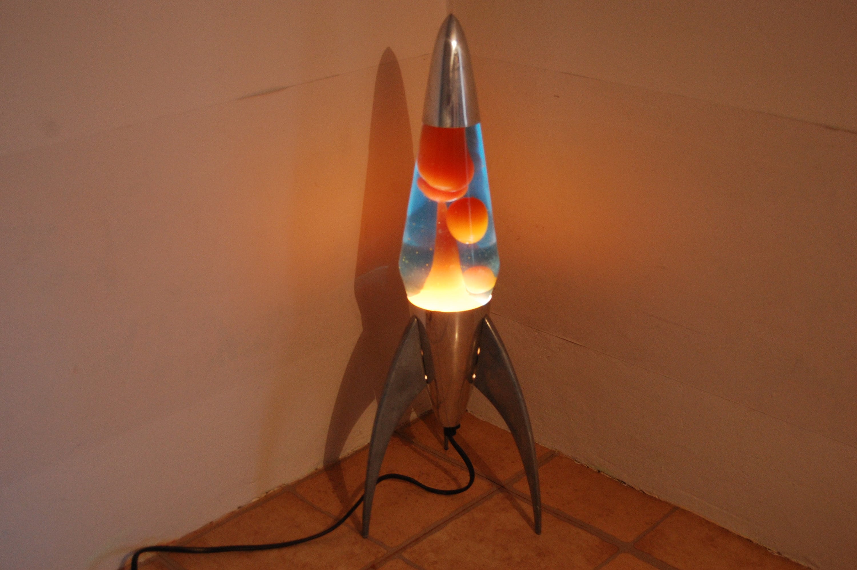 Lampe à lave Mathmos Telstar forme fusée - Orange