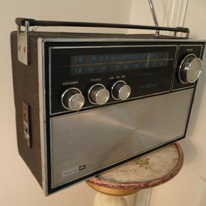 Vintage 70s Transistor Radio: Fully Working Portable Solid State Music Player