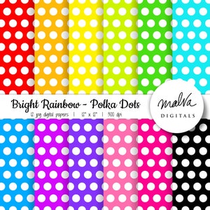 Op de afbeelding: Twaalf digitale papieren met een regenboog aan kleuren met witte stippen. Elk papier is 30,48 cm bij 30,48 cm en 300 dpi. De tekst "Bright Rainbow - Polka Dots" en "malva DIGITALS" is in de afbeelding opgenomen.