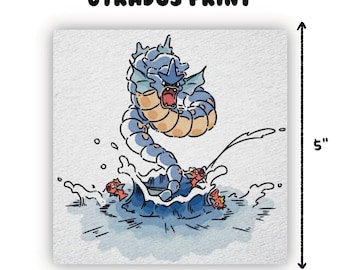 Può includere: Stampa quadrata con un'illustrazione di Gyarados blu e arancione che emerge dall'acqua. La stampa è alta 12,7 cm e ha il testo "GYRADOS PRINT" in alto. La firma dell'artista è in basso.