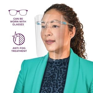 Puede incluir: Un protector facial transparente de plástico con un marco transparente y detalles azules. El protector está diseñado para usarse sobre gafas y tiene un tratamiento antivaho. El texto "Se puede usar con gafas" y "Tratamiento antivaho" es visible en la imagen.