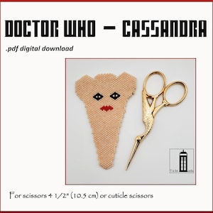 Puede incluir: Un porta tijeras de cuentas beige con una cara y labios rojos. El porta tijeras está diseñado para tijeras de 10,5 cm o tijeras para cutículas. El texto "DOCTOR WHO - CASSANDRA .pdf digital download" está en la parte superior de la imagen. El texto "T is for andis" está en la parte inferior de la imagen.