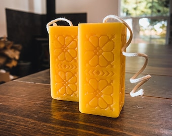 Sun Floral Beeswax Pillar Candle - puur natuurlijke bijenwas, met de hand gegoten in Idaho