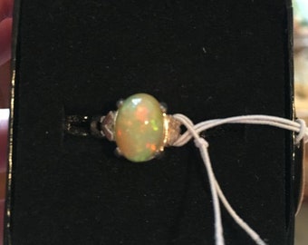 Anillo de ópalo pequeño en plata de ley
