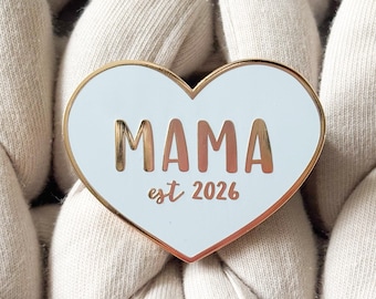 Maman Est. Épinglette en émail 2026 - Cadeau de nouvelle maman