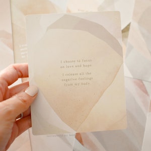 NICU Mama Affirmation Card from Fourth Trimester Mama reads "I choose to focus on love and hope. I release all the negative feelings from my body"