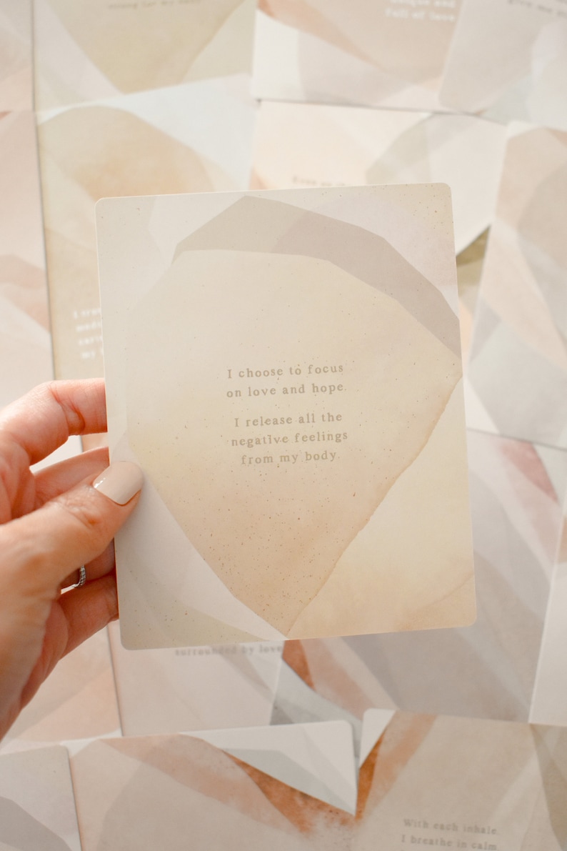 NICU Mama Affirmation Card from Fourth Trimester Mama reads "I choose to focus on love and hope. I release all the negative feelings from my body"