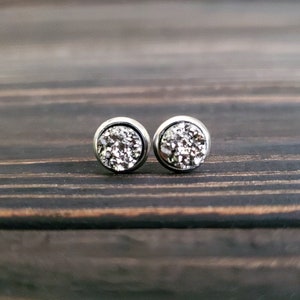 Pendientes pequeños de titanio y plata con drusa / Hipoalergénicos (6 mm)