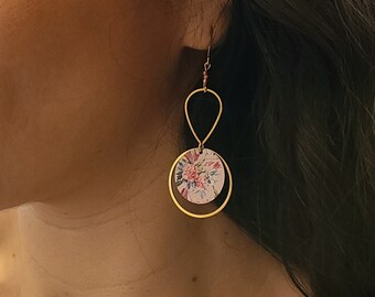 Pendientes colgantes de oro estilo japonés - flores - Joyería para mujer. Regalo de joyería artesanal.