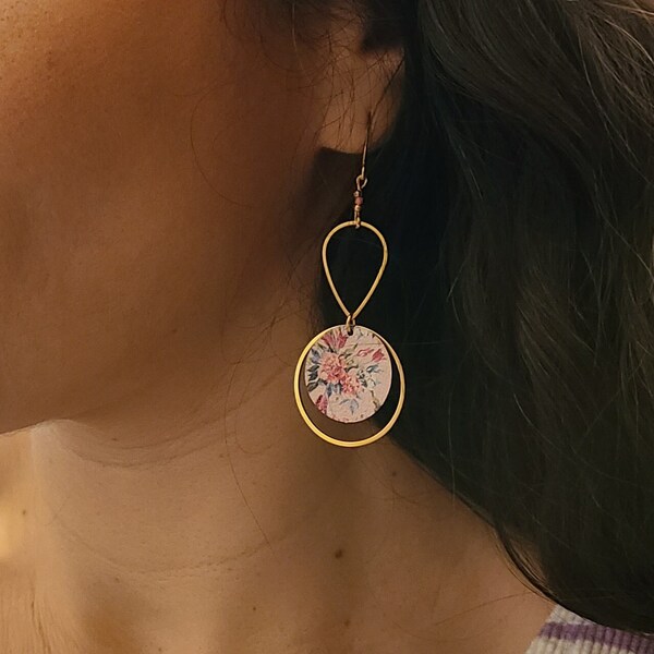 Boucles d'oreilles pendantes or style japonais - fleurs - Bijoux pour femme. Cadeau bijou artisanal