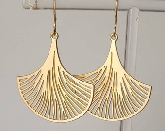 Feuilles de Ginkgo boucles d'oreilles dorées petits crochets - Bijoux pour femme. Cadeau bijou artisanal