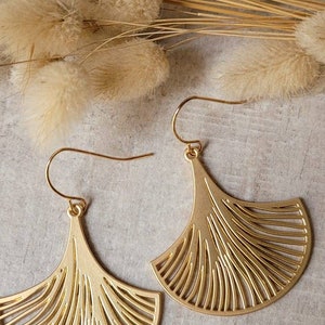 Feuilles de Ginkgo boucles d'oreilles dorées petits crochets Bijoux pour femme. Cadeau bijou artisanal image 3