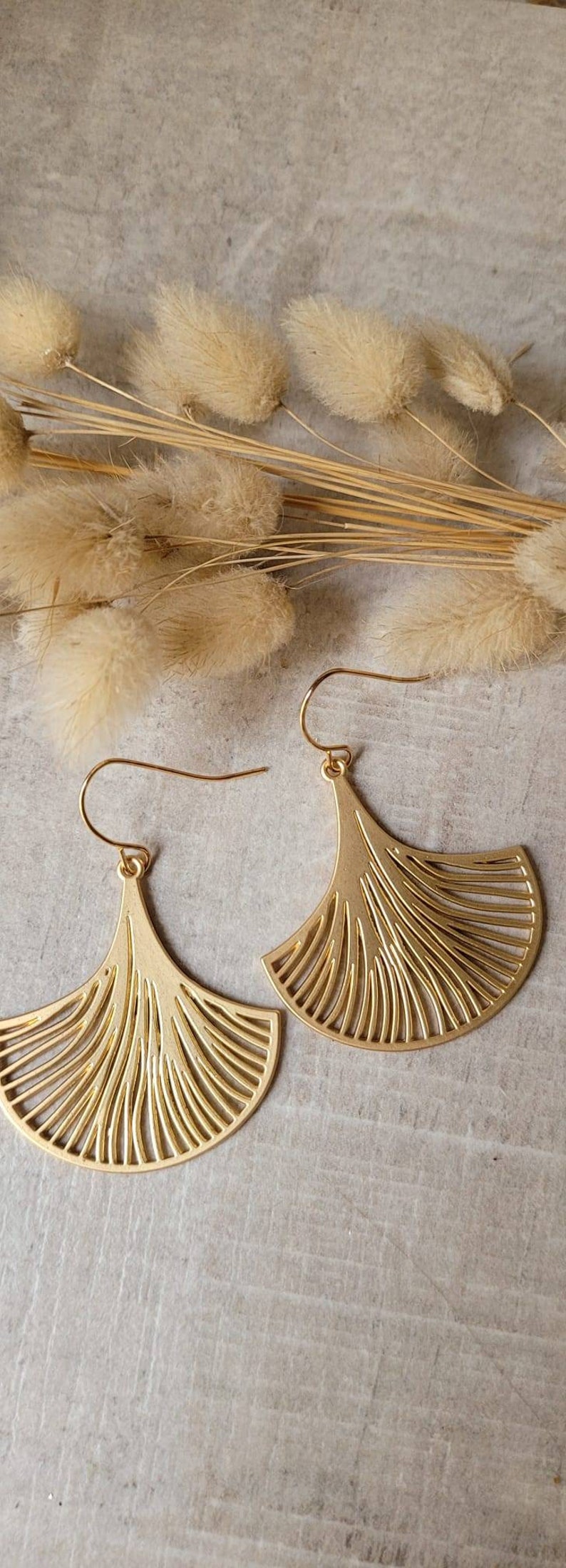 Feuilles de Ginkgo boucles d'oreilles dorées petits crochets Bijoux pour femme. Cadeau bijou artisanal image 3