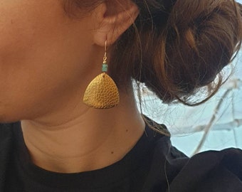 Boucles d'oreilles or triangles dorés et perle naturelle - Bijoux pour femme. Cadeau bijou artisanal