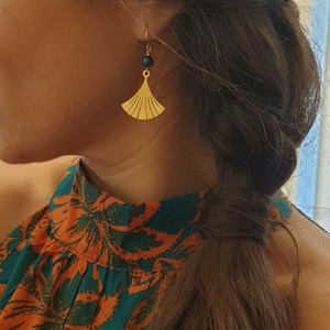 Collection Les dorées boucles d'oreilles acier inoxydable feuilles pendantes Ginkgo dorée. Bijoux pour femme. Cadeau bijou artisanal image 1