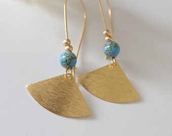 Gouden oorbellen bungelende halve cirkel messing natuurlijke blauwe parel - Sieraden voor dames. Handgemaakte sieraden cadeau