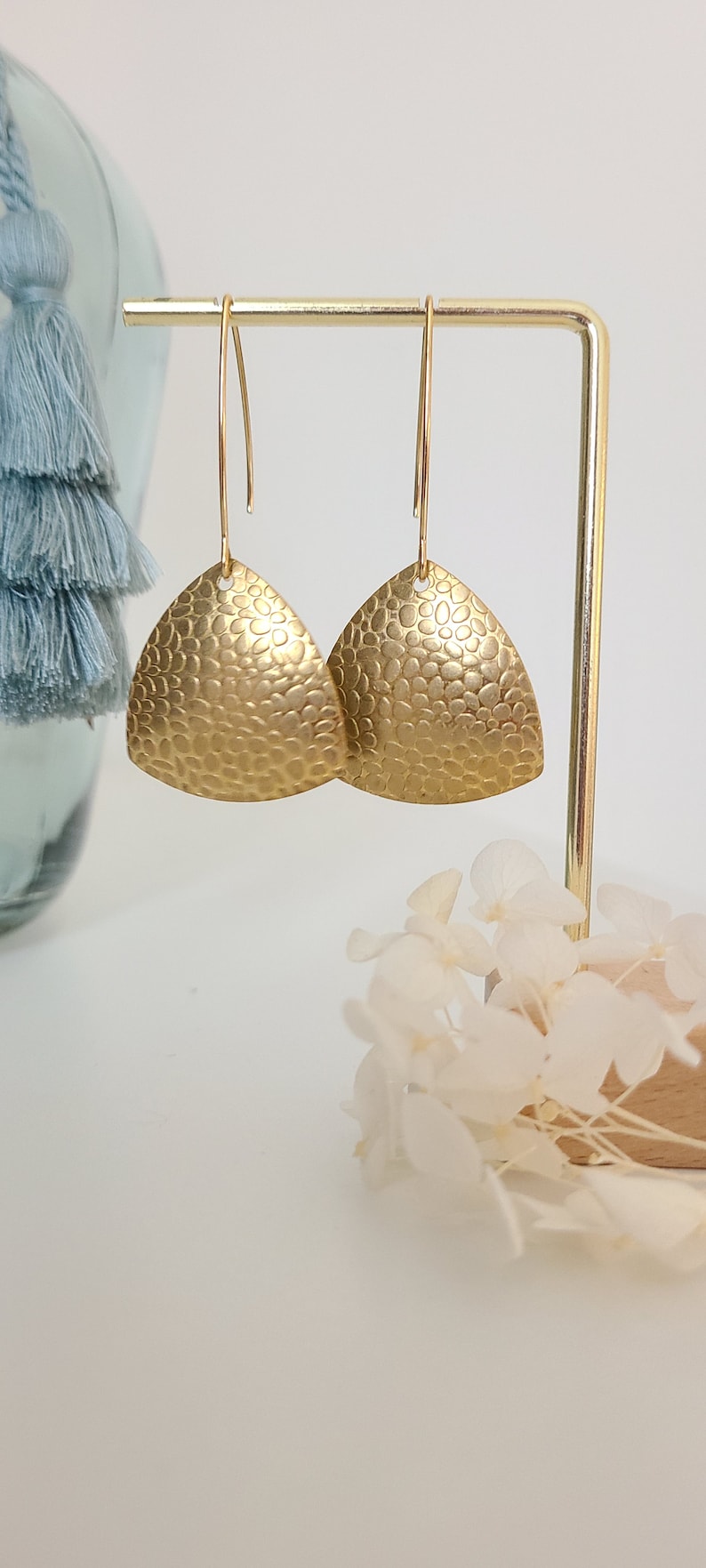 Boucles d'oreilles or triangles dorés en laiton Bijoux pour femme. Cadeau bijou artisanal image 3