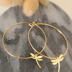 Boucles d'oreilles créoles dorées minimaliste acier inoxydable libellule Bijoux pour femme. Cadeau bijou Noël image 1