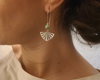 Boucles d'oreilles argentées éventail et perle naturelle - Bijoux pour femme. Cadeau bijou artisanal