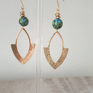 Boucles d'oreilles dorées grandes breloques et perles naturelles Bijoux pour femme. Cadeau bijou artisanal image 5