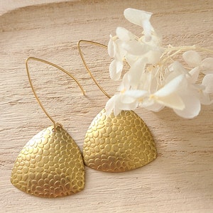 Boucles d'oreilles or triangles dorés en laiton Bijoux pour femme. Cadeau bijou artisanal image 2